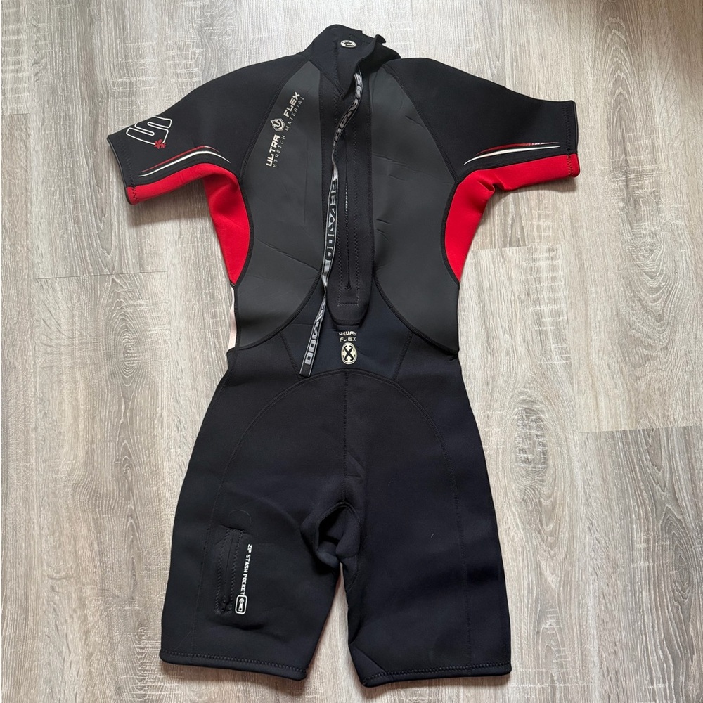 Sea-Doo Women's 4-Way Ultra Flex Front Zip Shorty Wetsuit
Black Red Size 9/10